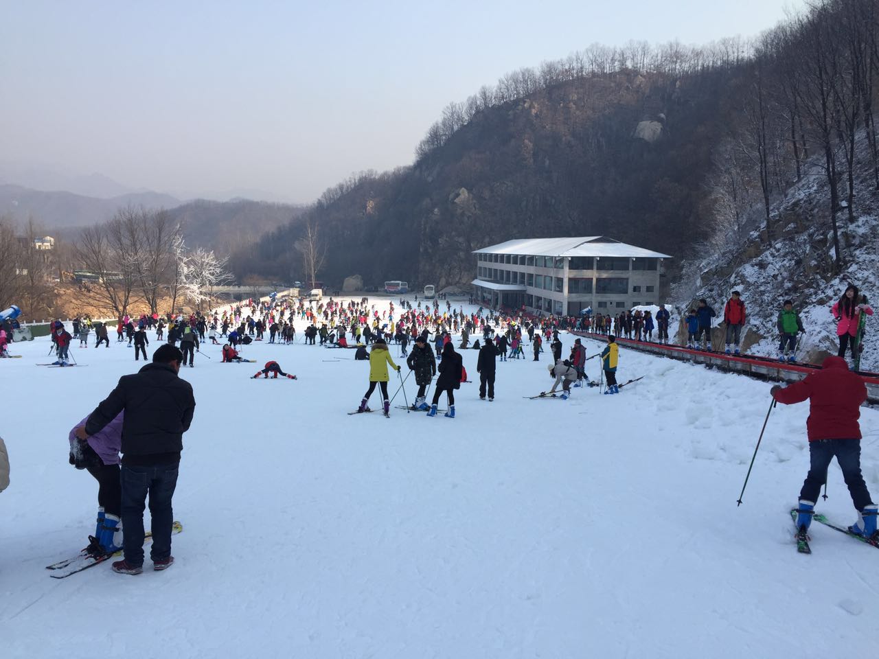 河南平頂山大峽谷滑雪場 河北迪特旅游開發(fā)有限公司正式助力河南平頂山大峽谷滑雪場游樂場